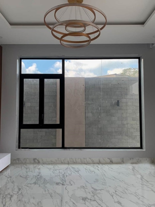 Sự kết hợp giữa cửa sổ và cửa đi, lấy sáng cho không gian sống