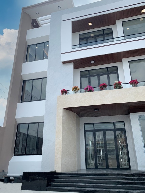 Cửa nhôm kính được sử dụng trong các căn nhà phố hiện đại