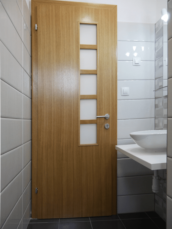 Cửa gỗ tạo nên sự sang trọng cho nhà vệ sinh