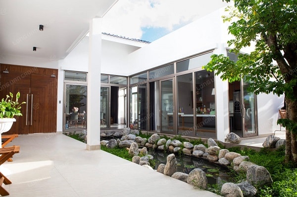 Aluminum doors are used in many civil projects