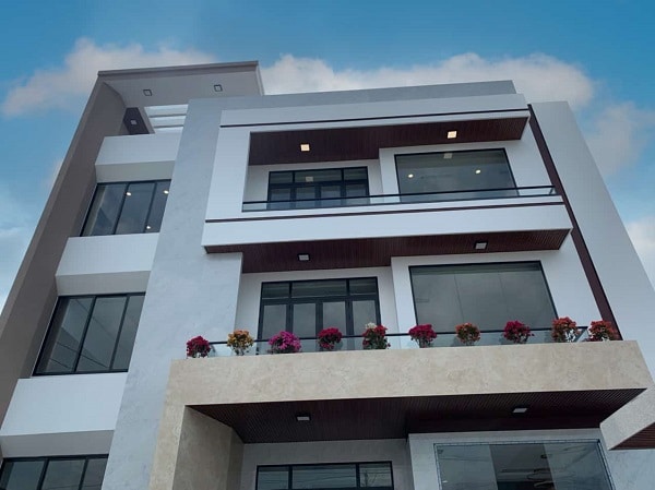 Một căn nhà phố sử dụng cửa nhôm kính hoàn toàn