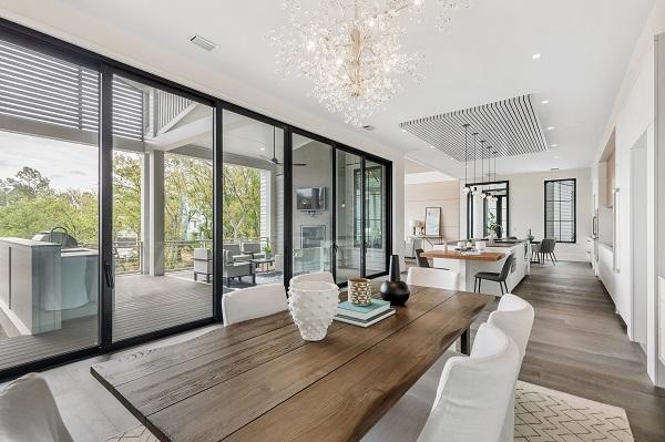 Swing doors can be combined with facades to create open spaces.