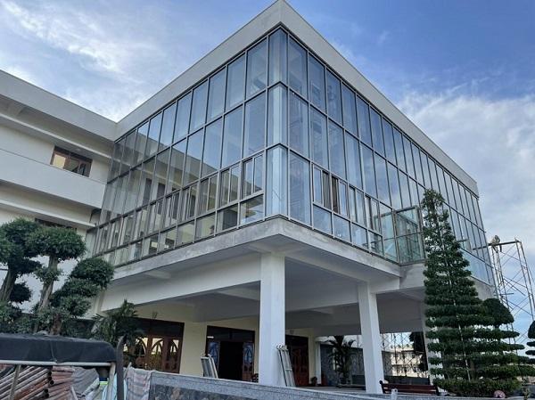 Aluminum-glass facades are easy to clean.