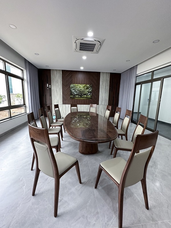 The LV50 aluminum door system by Long Vân is used in a wide variety of spaces.