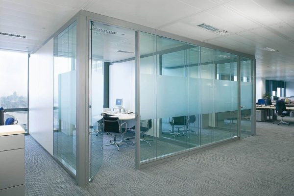 Việc sử dụng vách ngăn nhôm kính giúp tạo ra không gian làm việc hiện đại