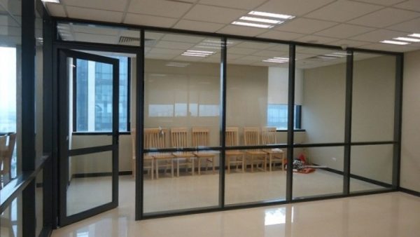 Tính mở là ưu điểm nổi trội trong thiết kế vách ngăn văn phòng