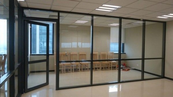 Vách ngăn nhôm kính là một giải pháp thiết kế tiết kiệm chi phí cho văn phòng