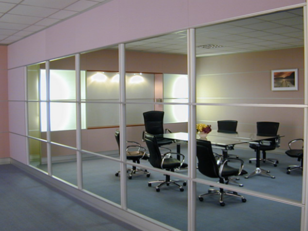 Mẫu 1: Vách ngăn nhôm kính với phần khung nhôm chắc chắn được sơn phủ màu trắng hiện đại