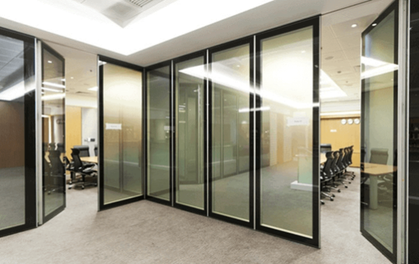 Mẫu 2: Thiết kế vách ngăn kết hợp cửa lùa bằng nhôm kính tiện nghi dành cho văn phòng