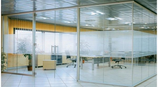 Mẫu 3: Vách ngăn nhôm kính văn phòng được thiết kế hiện đại 