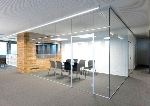 Mẫu 7: Căn phòng họp được ngăn cách hoàn toàn bởi vách ngăn nhôm kính tạo không gian riêng tư