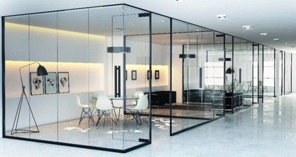 Mẫu 8: Khung nhôm được sơn màu đen làm điểm nhấn nổi bật cho vách ngăn nhôm kính văn phòng