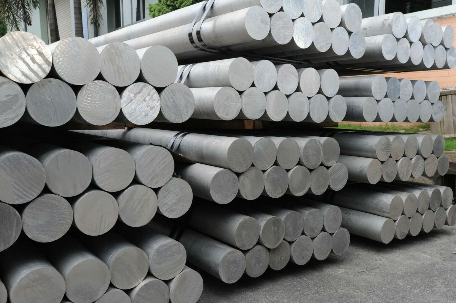 Nhôm là nguyên vật liệu được ứng dụng phổ biến trong nhiều ngành công nghiệp khác nhau (1)